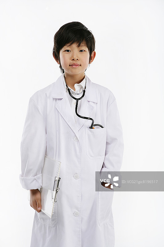 男孩(12-13岁)穿着实验服，双手插在口袋里，肖像，特写图片素材