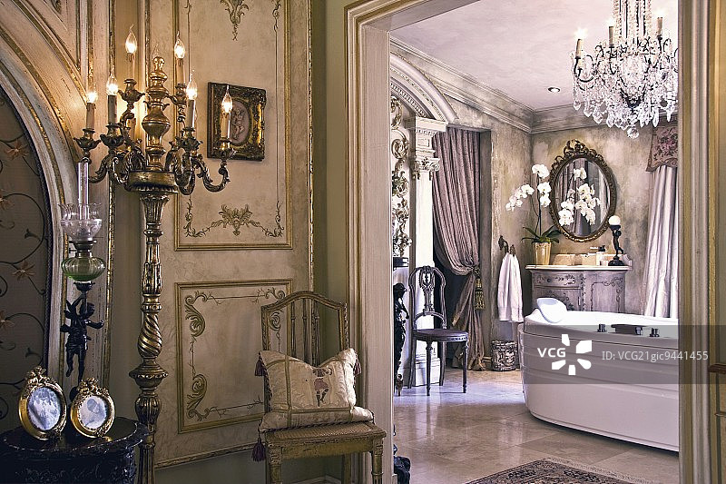 在宏伟的巴洛克别墅中，可以看到豪华的浴室图片素材