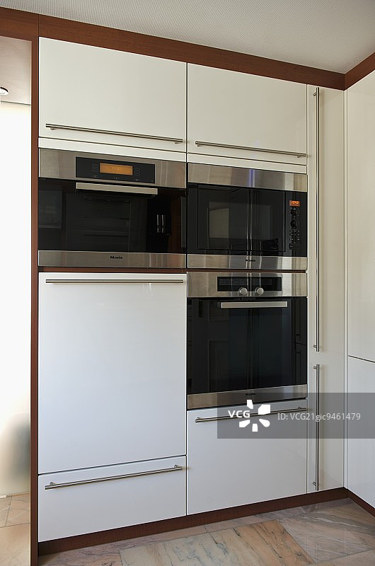 带有白色单元和整体烤箱的现代厨房图片素材