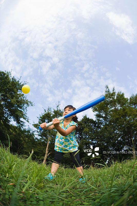 女孩在公园里打棒球图片素材