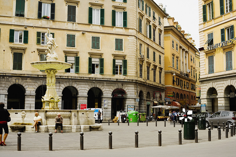 意大利利古里亚热那亚科伦坡广场前的喷泉图片素材