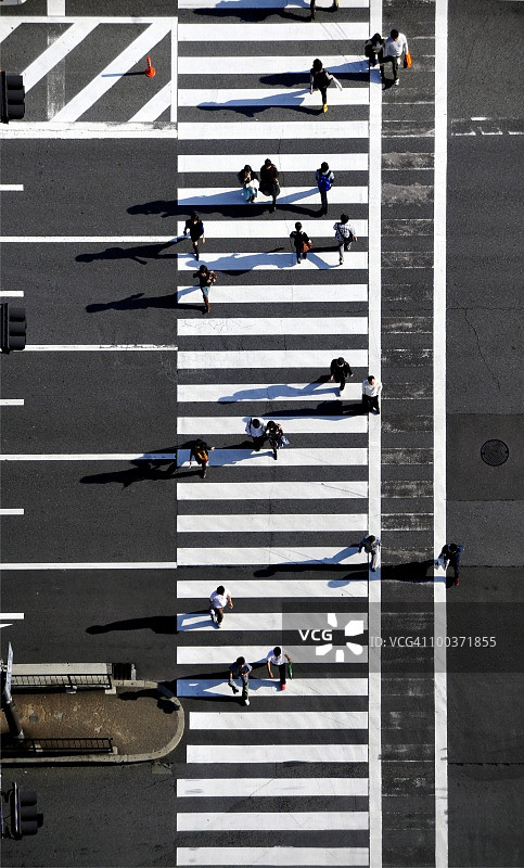 日本本州大阪府的行人穿过十字路口图片素材