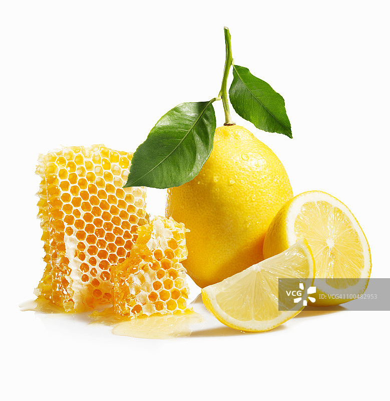 柠檬和蜂巢在白色的背景图片素材