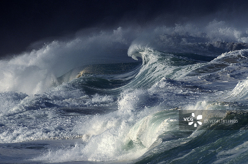 巨浪冲击着夏威夷的威美亚湾图片素材