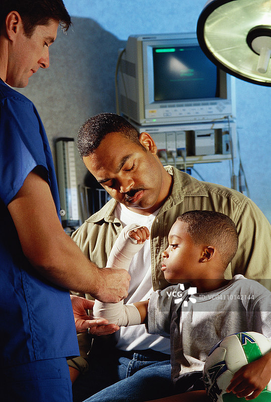 父亲和儿子和医生在急诊室图片素材