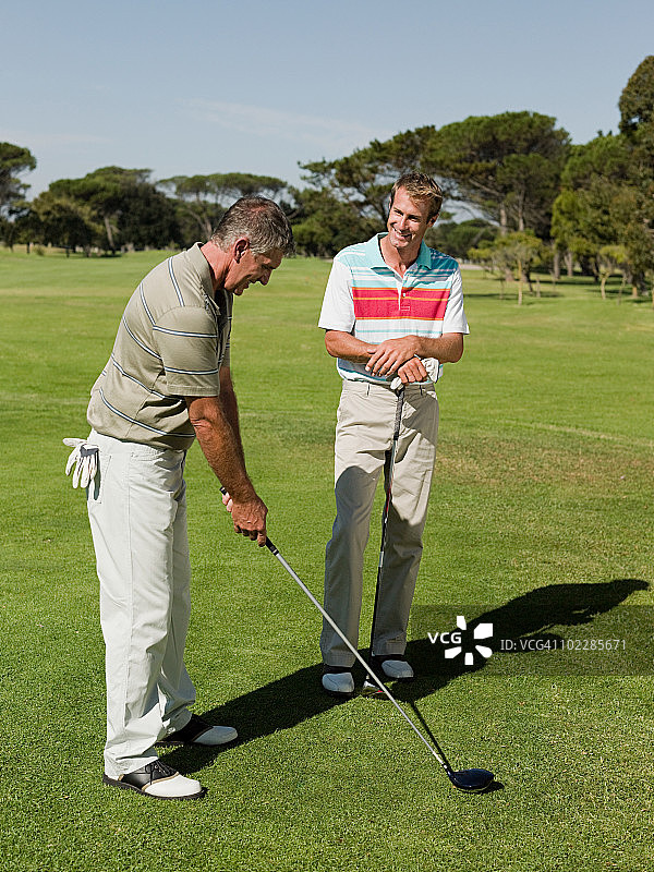 两个成熟的男人一起打高尔夫球图片素材
