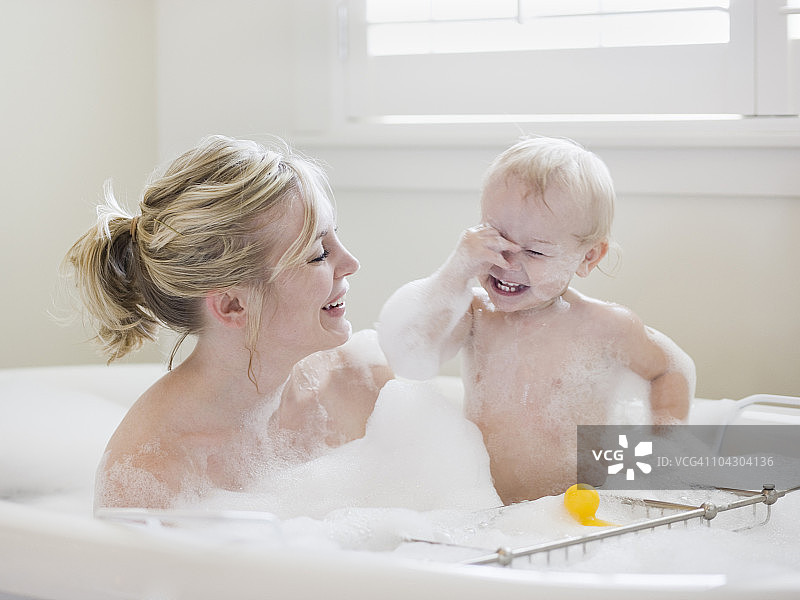 妈妈和宝宝在洗泡泡浴图片素材