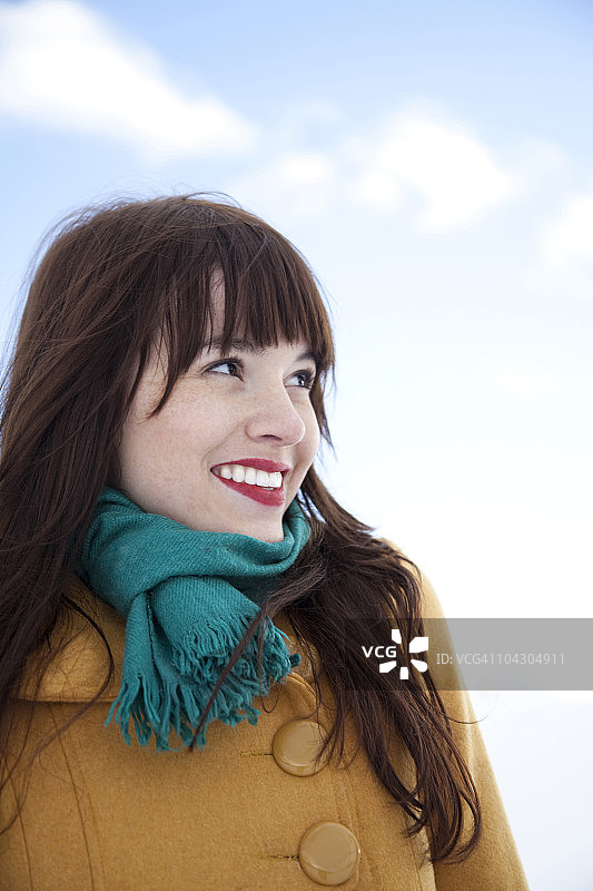 站在雪地里的女人图片素材