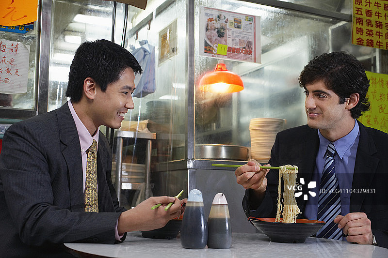 两个商人在中式酒吧吃午饭图片素材