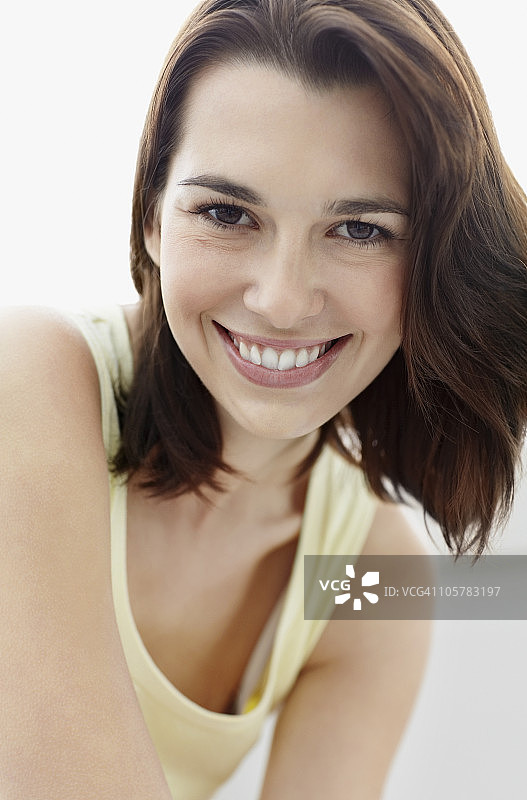 微笑的黑发女人图片素材