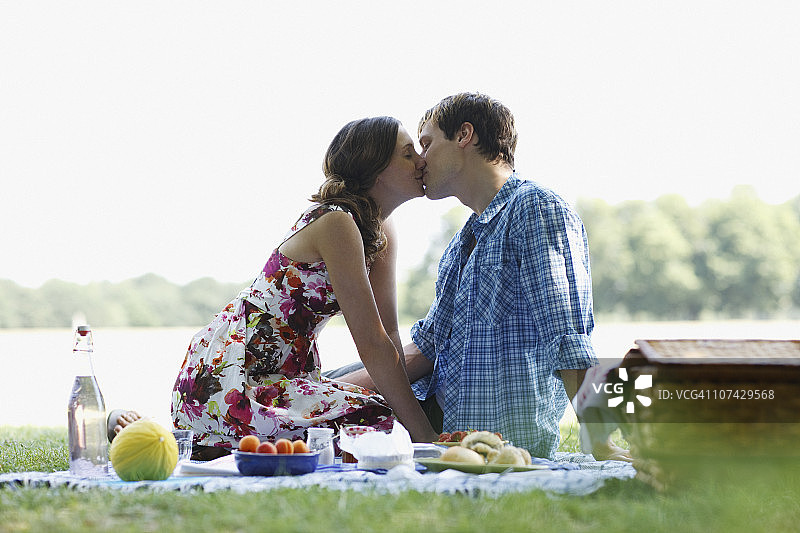一对情侣在公园野餐并接吻图片素材