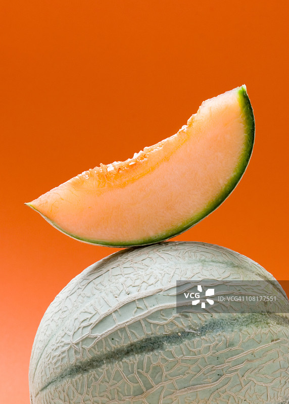 橙色背景下的水果特写镜头图片素材