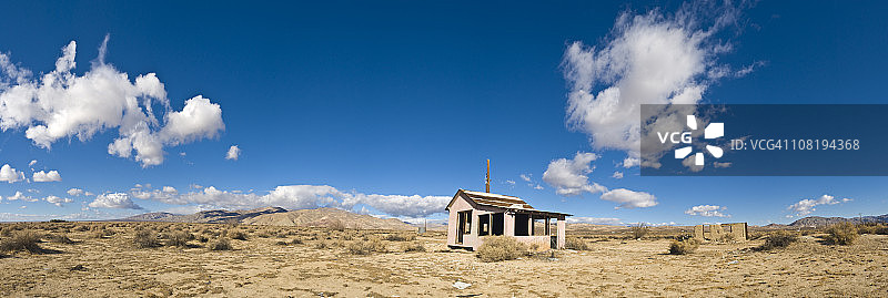 沙漠中蓝天下的废弃房子图片素材
