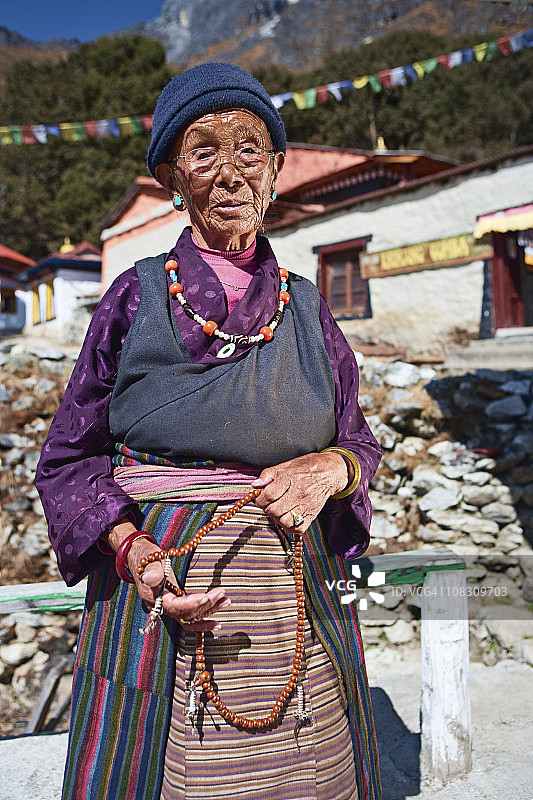 念珠的尼泊尔妇女图片素材