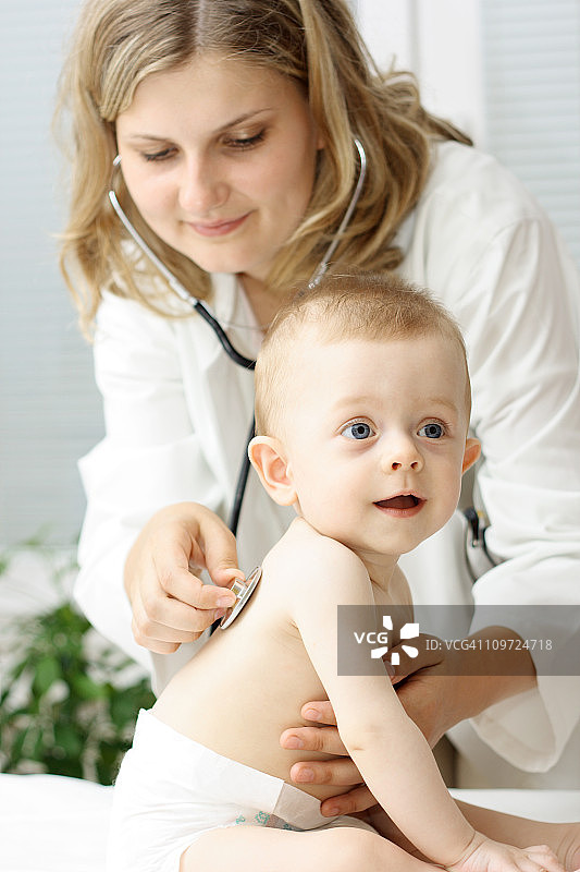 儿科医生与婴儿病人图片素材