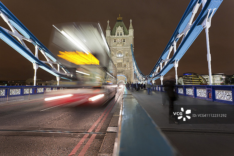 英国，英国，伦敦，双层巴士，夜间塔桥上模糊不清图片素材