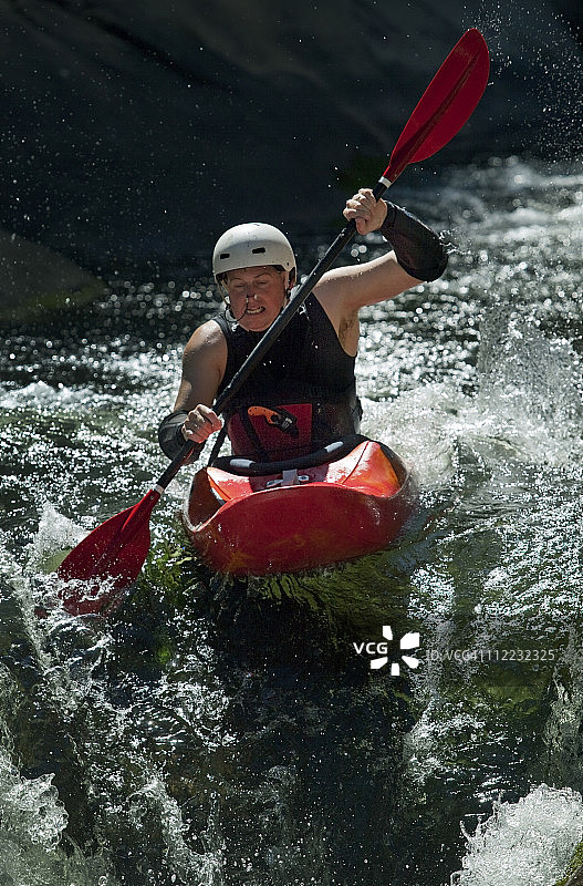 男子皮划艇在威尔逊溪激流中，北卡罗来纳州。图片素材