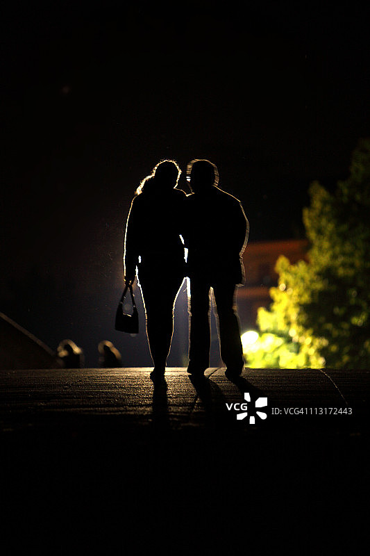 浪漫的情侣在黑暗中漫步图片素材