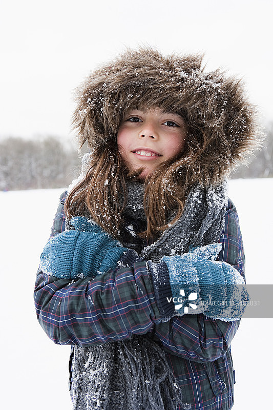 女孩站在雪地里冻得发抖图片素材