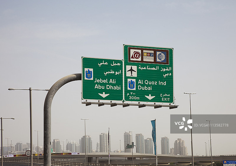 迪拜，谢赫·扎耶德路上的街灯图片素材