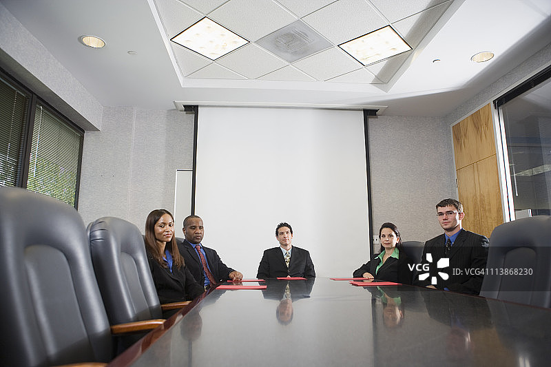 企业高管们一起坐在正式的会议室里图片素材