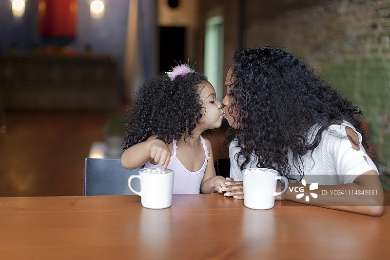 混血母亲和女儿接吻图片素材