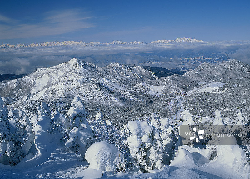日本长野下高井山内横田山和Kasagatake山的雪景图片素材