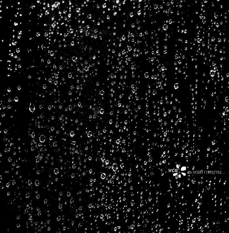 黑色水滴在窗口与复制空间。图片素材