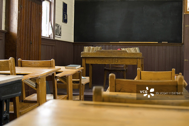复古教师的课桌和教室图片素材