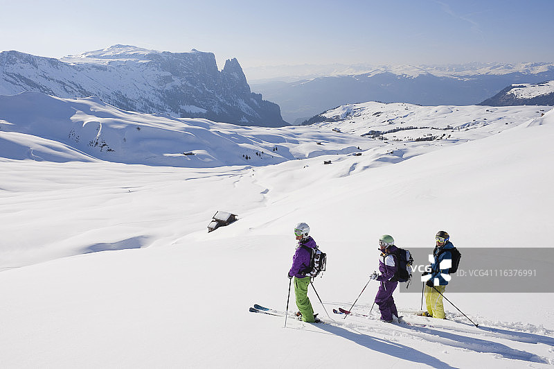 意大利，trentino -上阿迪杰，上阿迪杰，Bolzano, Seiser Alm，一群人在雪景上滑雪图片素材