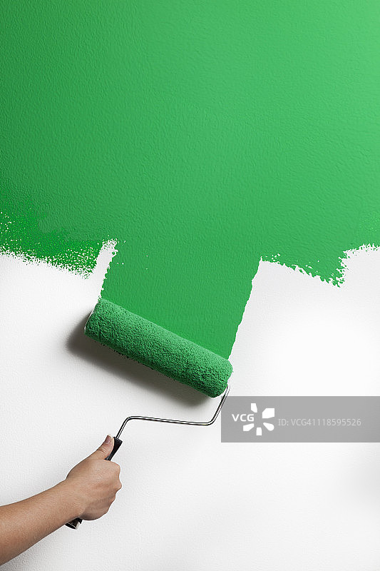 绿色油漆正在滚到墙上图片素材