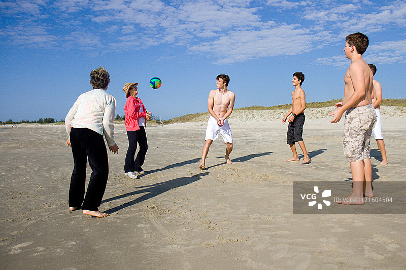 一群人在沙滩上打排球图片素材