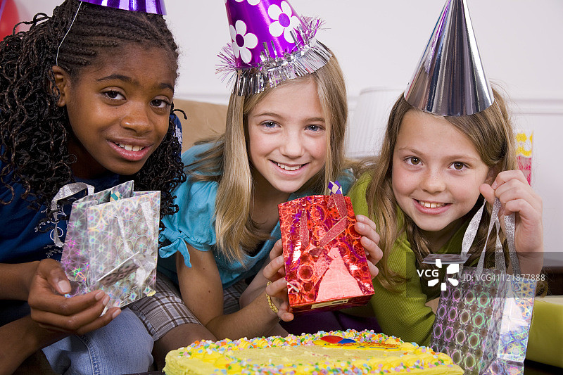 年轻女孩庆祝生日聚会图片素材