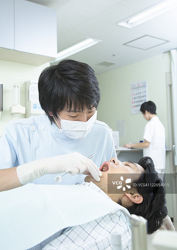 牙医治疗病人的牙齿图片素材