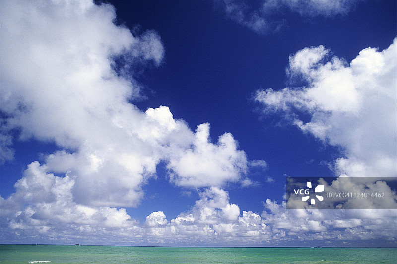 碧绿的海洋上，蓝天上蓬松的白云。图片素材