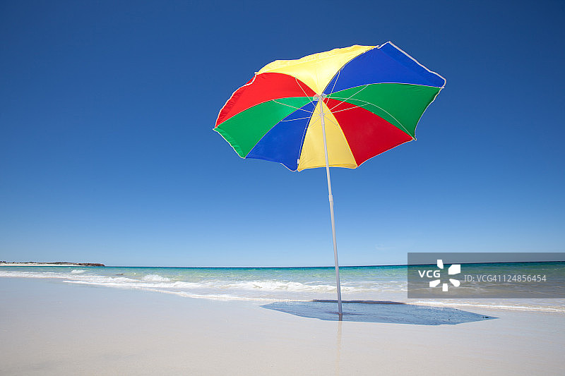 沙滩上的沙滩伞图片素材