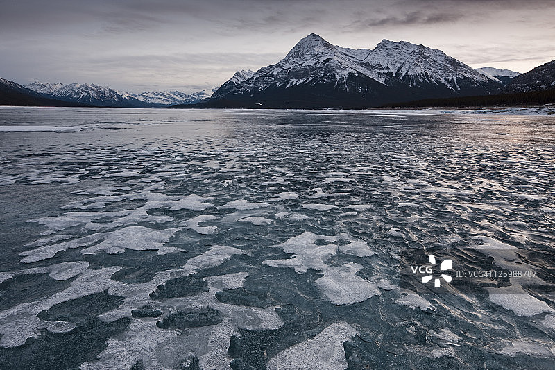 2010年2月16日，加拿大，亚伯拉罕湖，亚伯拉罕落基山脉，加拿大。图片素材