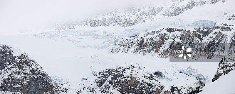 Crowfoot冰川，位于加拿大落基山脉的冰原公园路上，加拿大图片素材