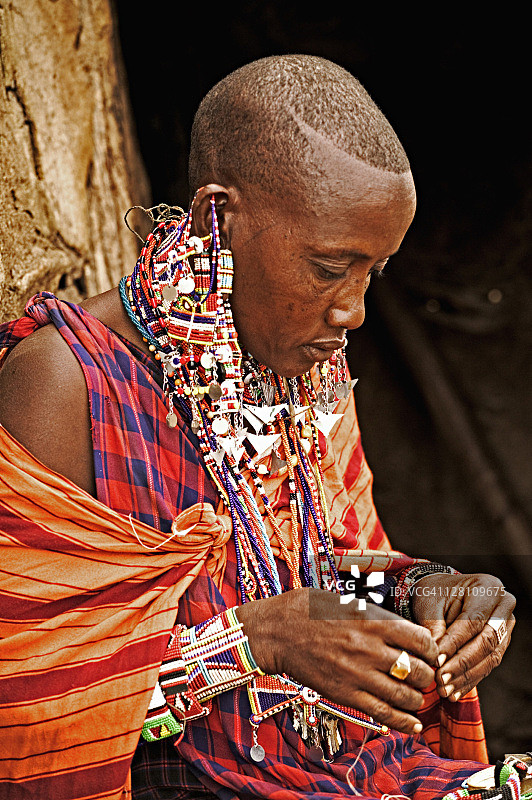 马赛妇女坐在家门口制作珠宝。(Mikatei Tajeu)肯尼亚安博塞利国家公园附近图片素材
