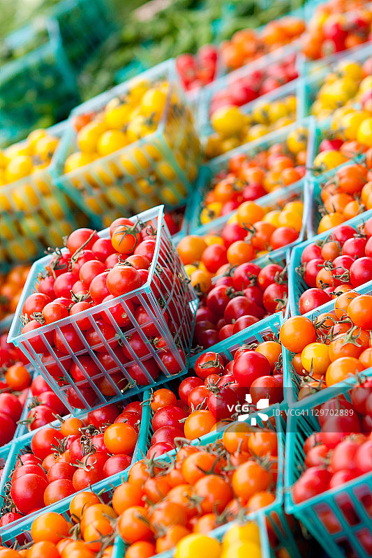 袖珍市场上的樱桃番茄图片素材