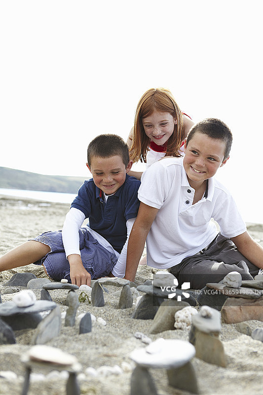 孩子们在海滩上玩石头图片素材