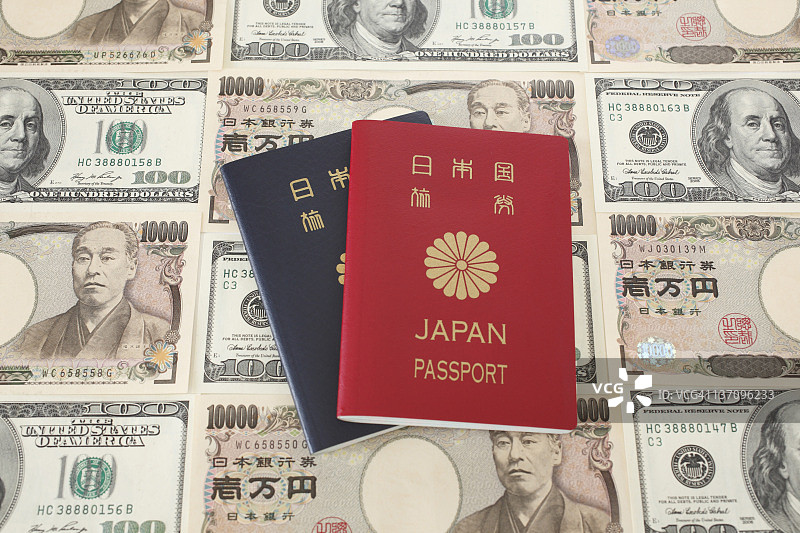 日本纸币上的日本护照图片素材