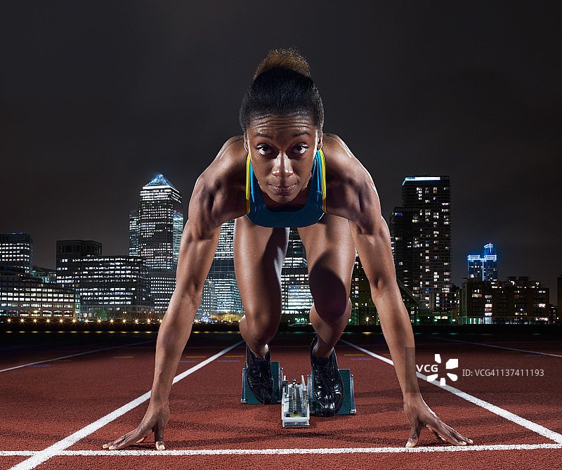 伦敦田径场上的女短跑运动员图片素材