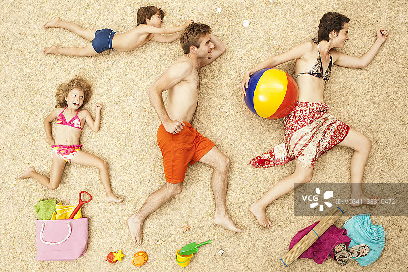 德国，人造海滩场景与家庭和海滩玩具图片素材