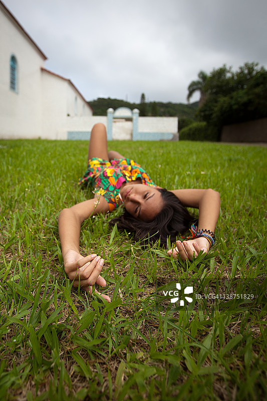 少女躺在草地上图片素材