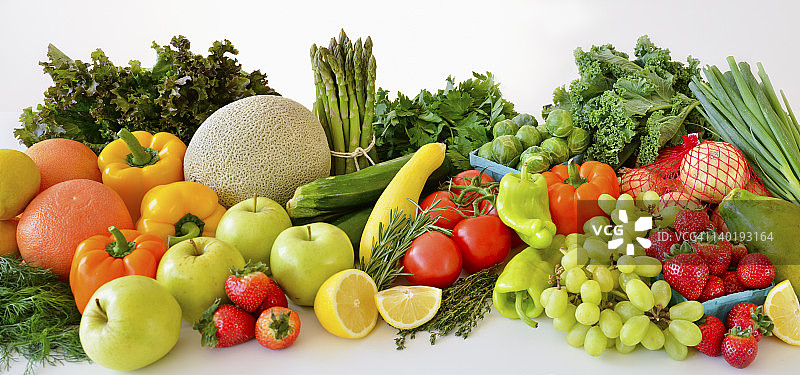 新鲜的蔬菜和水果，摄影棚拍摄图片素材