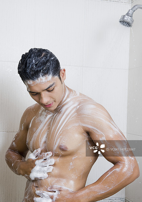 一个男人在洗澡的特写图片素材