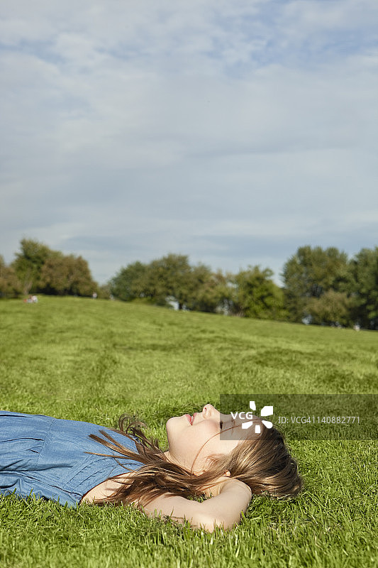 德国，巴伐利亚，女孩在公园里放松图片素材