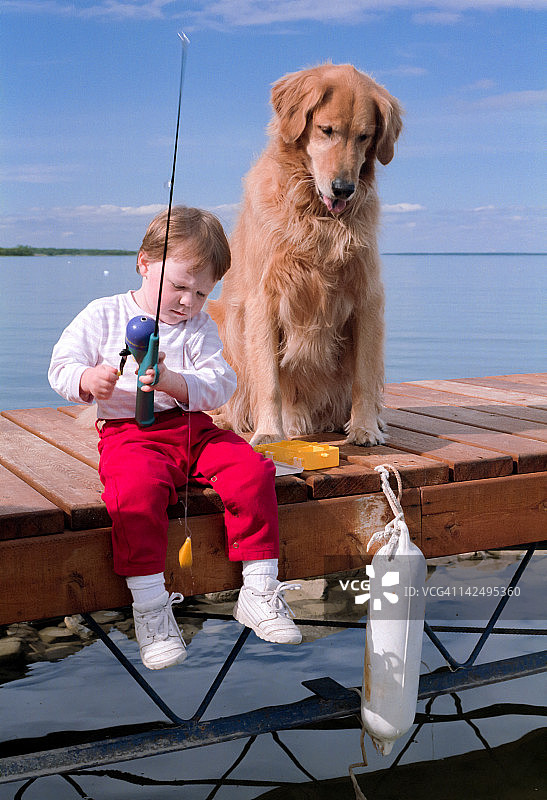 女孩和狗在码头钓鱼图片素材
