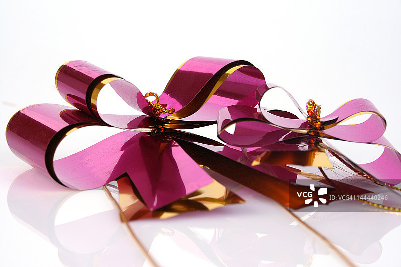 紫色丝带的特写，圣诞装饰品图片素材